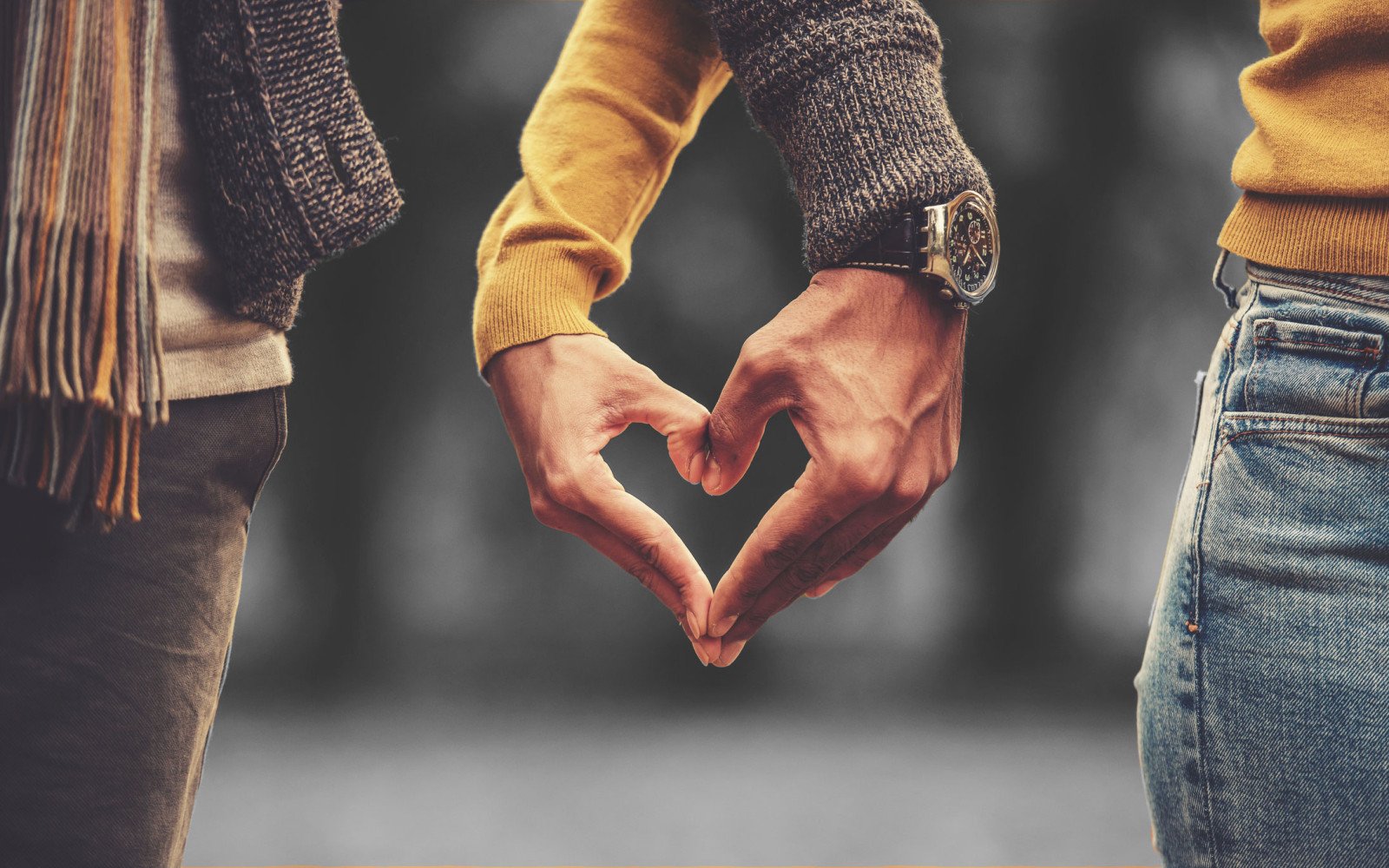 Image représentant 2 personnes qui font un coeur avec leur main